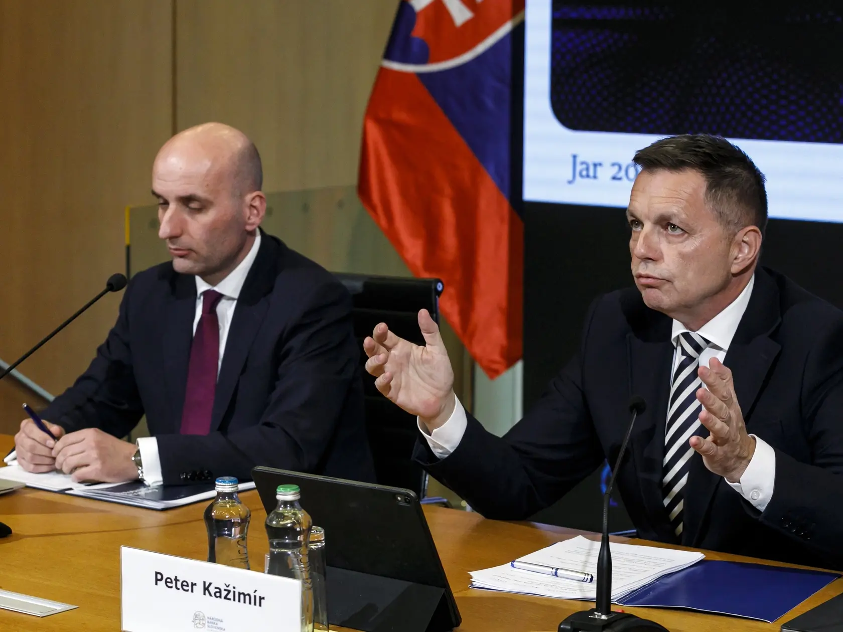 Na snímke zľava hlavný ekonóm Národnej banky Slovenska Michal Horváth a guvernér Národnej banky Slovenska Peter Kažimír počas tlačovej konferencie Národnej banky Slovenska na tému ekonomický a menový vývoj NBS - jar 2025. V Bratislave 25. marca 2025. FOTO TASR - Dano Veselský