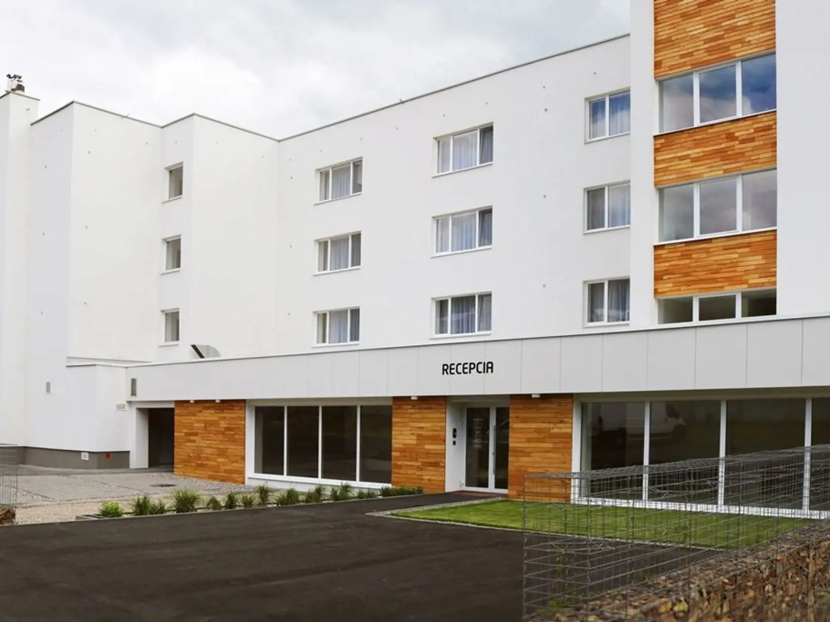 Apartmánový domm otvorili iba v júli.