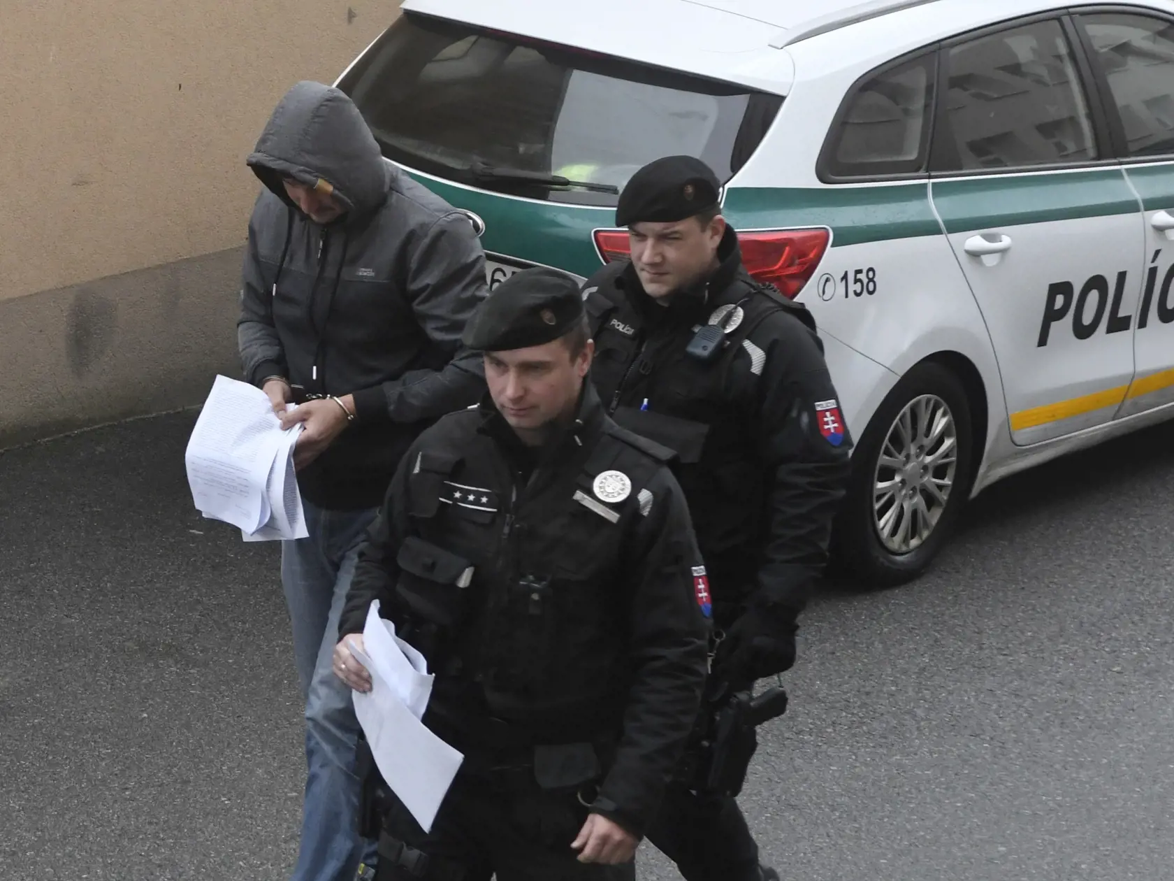 Na snímke polícia privádza jedného z troch obvinených k sudcovi na Okresný súd v súvislosti s piatkovým výbuchom plynu v bytovke v Prešove 9. decembra 2019. Pri nešťastí zahynuli siedmi ľudia a jedna osoba je stále nezvestná. FOTO TASR – Milan Kapusta
