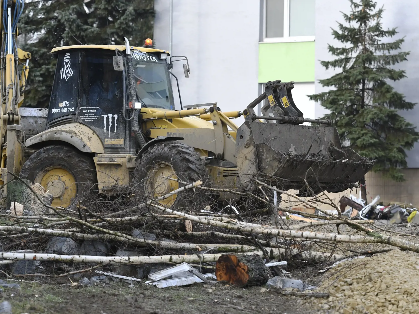 Na snímke terénne úpravy v okolí 12-podlažnej bytovky pred demolačnými prácami. Bytovku na Mukačevskej ulici v Prešove natoľko poškodil piatkový (6. decembra) výbuch plynu, že ju budú musieť búrať. Výbuch poškodil aj okná susedných bytoviek. Nešťastie si vyžiadalo sedem obetí, jedna osoba je nezvestná a desiatky ďalších utrpeli zranenia. Prešov 10. decembra 2019. FOTO TASR - Milan Kapusta
