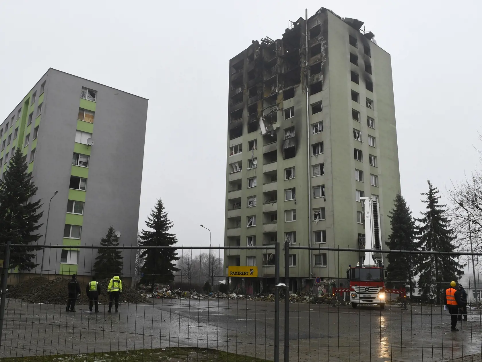 Na snímke obhliadka bytovky po výbuchu plynu v Prešove zo dňa 6. decembra 2019. Okolo bytovky na Mukačevskej ulici v Prešove sa taktiež 9. decembra 2019 postavil plot. Prešov 9. decembra 2019 FOTO TASR – Milan Kapusta
