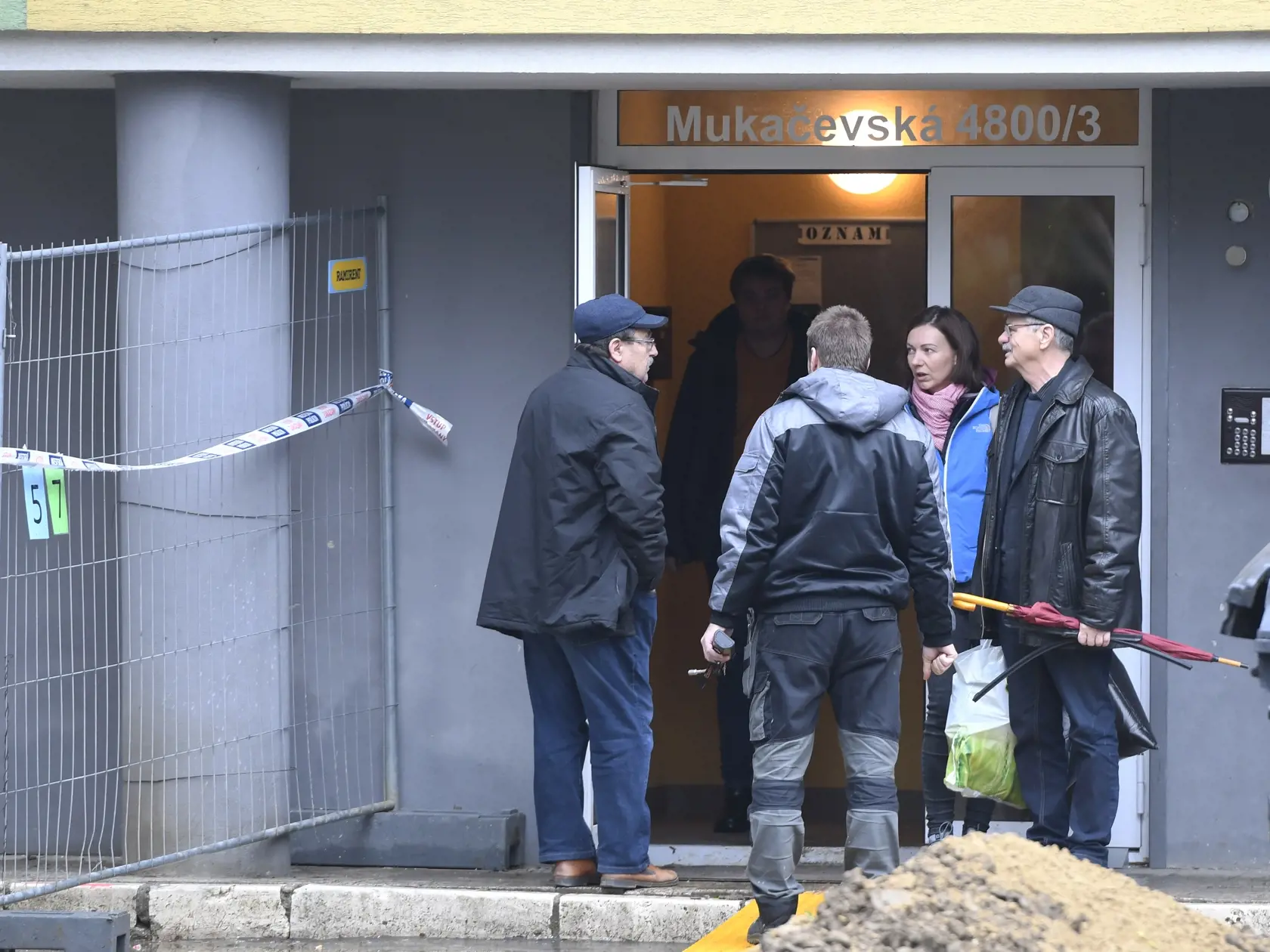 Na snímke vchod do bytovky Mukačevská 3, do ktorej sa mali po jej kontrole postupne vrátiť jej obyvatelia. Viaceré okná na bytovke budú musieť zaskliť. Susedí s 12-podlažnou bytovkou, ktorú budú demolovať po piatkovom výbuchu plynu zo 6. decembra. Nešťastie si vyžiadalo sedem obetí, jedna osoba je nezvestná a desiatky ďalších utrpeli zranenia. Prešov 10. decembra 2019. FOTO TASR - Milan Kapusta
