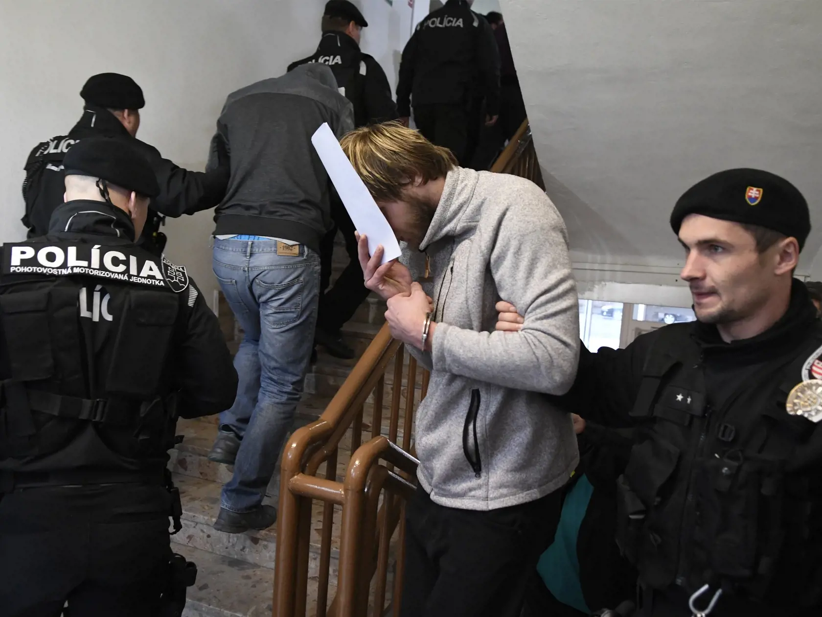 Na snímke polícia privádza dvoch z troch obvinených k sudcovi na Okresný súd v súvislosti s piatkovým výbuchom plynu v bytovke v Prešove 9. decembra 2019. Pri nešťastí zahynuli siedmi ľudia a jedna osoba je stále nezvestná. FOTO TASR – Milan Kapusta
