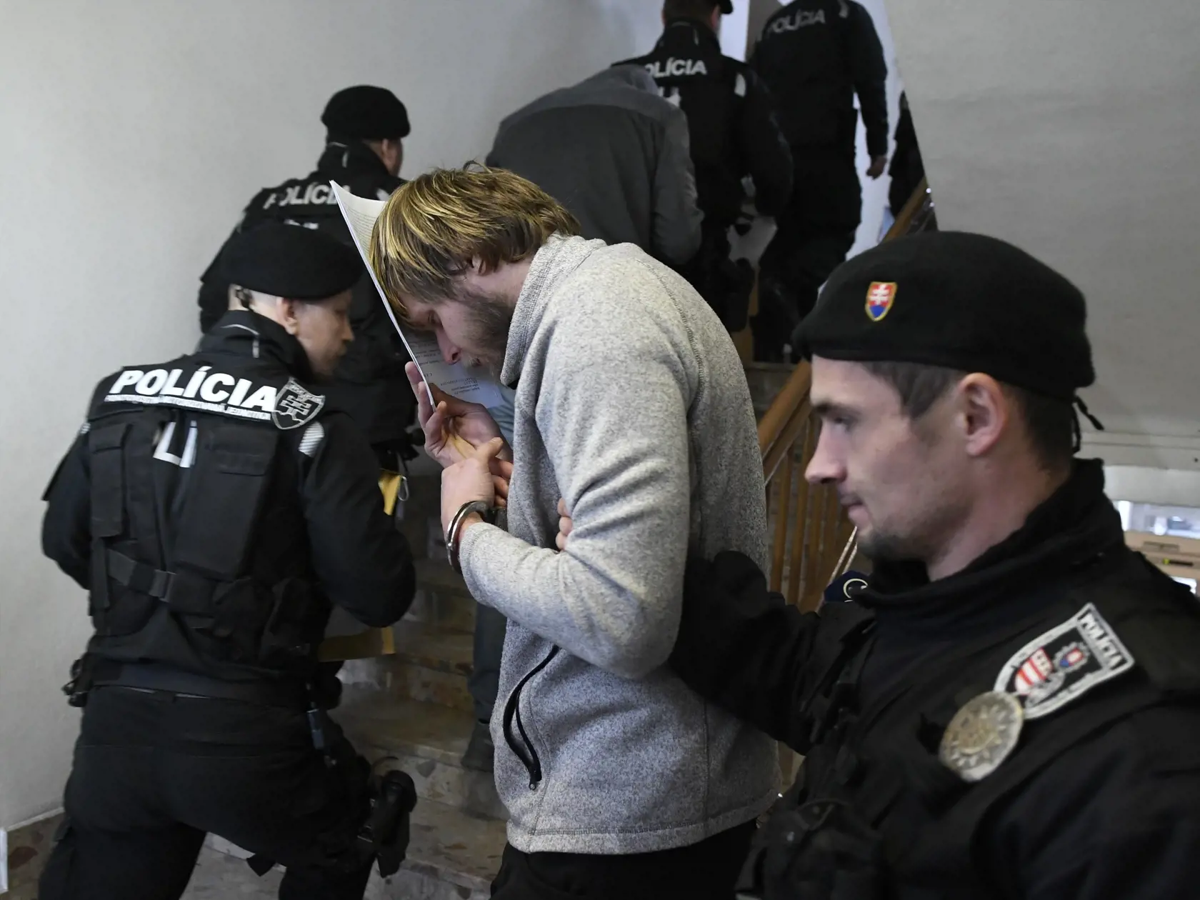 Na snímke polícia privádza dvoch z troch obvinených k sudcovi na Okresný súd v súvislosti s piatkovým výbuchom plynu v bytovke v Prešove 9. decembra 2019. Pri nešťastí zahynuli siedmi ľudia a jedna osoba je stále nezvestná. FOTO TASR – Milan Kapusta
