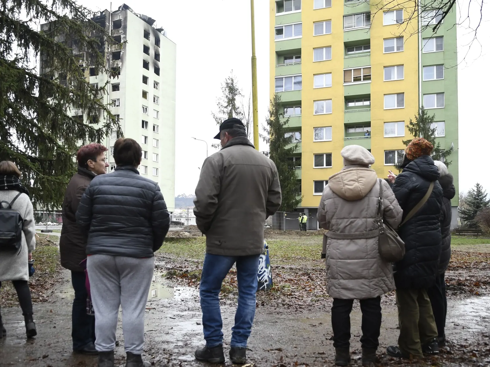 Na snímke vľavo 12-podlažná bytovka na Mukačevskej ulici, ktorú poškodil výbuch plynu 6. decembra a budú ju musieť zbúrať. Vpravo bytovka, do ktorej sa mali po jej kontrole vrátiť jej obyvatelia 10. decembra 2019. Viaceré okná tejto bytovky budú musieť zaskliť. Nešťastie si vyžiadalo sedem obetí, jedna osoba je nezvestná a desiatky ďalších utrpeli zranenia. Prešov 10. decembra 2019. FOTO TASR - Milan Kapusta
