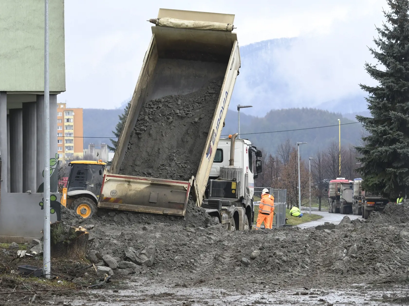 Na snímke terénne úpravy v okolí 12-podlažnej bytovky pred demolačnými prácami. Bytovku na Mukačevskej ulici v Prešove natoľko poškodil piatkový (6. decembra) výbuch plynu, že ju budú musieť búrať. Výbuch poškodil aj okná susedných bytoviek. Nešťastie si vyžiadalo sedem obetí, jedna osoba je nezvestná a desiatky ďalších utrpeli zranenia. Prešov 10. decembra 2019. FOTO TASR - Milan Kapusta
