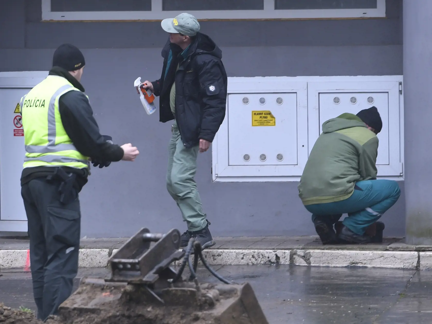 Na snímke kontrola pri hlavnom uzávere plynu pri vedľajšej bytovke po výbuchu plynu v Prešove zo dňa 6. decembra 2019 na Mukačevskej ulici v Prešove. Prešov 9. decembra 2019 FOTO TASR – Milan Kapusta
