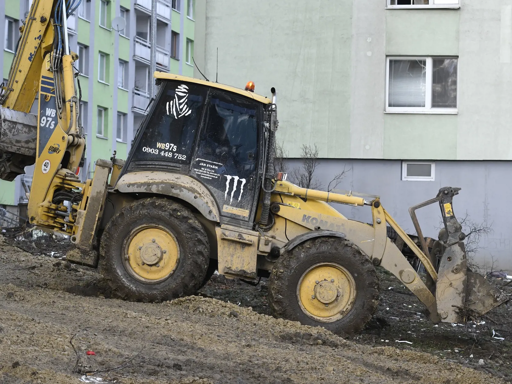 Na snímke terénne úpravy v okolí 12-podlažnej bytovky pred demolačnými prácami. Bytovku na Mukačevskej ulici v Prešove natoľko poškodil piatkový (6. decembra) výbuch plynu, že ju budú musieť búrať. Výbuch poškodil aj okná susedných bytoviek. Nešťastie si vyžiadalo sedem obetí, jedna osoba je nezvestná a desiatky ďalších utrpeli zranenia. Prešov 10. decembra 2019. FOTO TASR - Milan Kapusta
