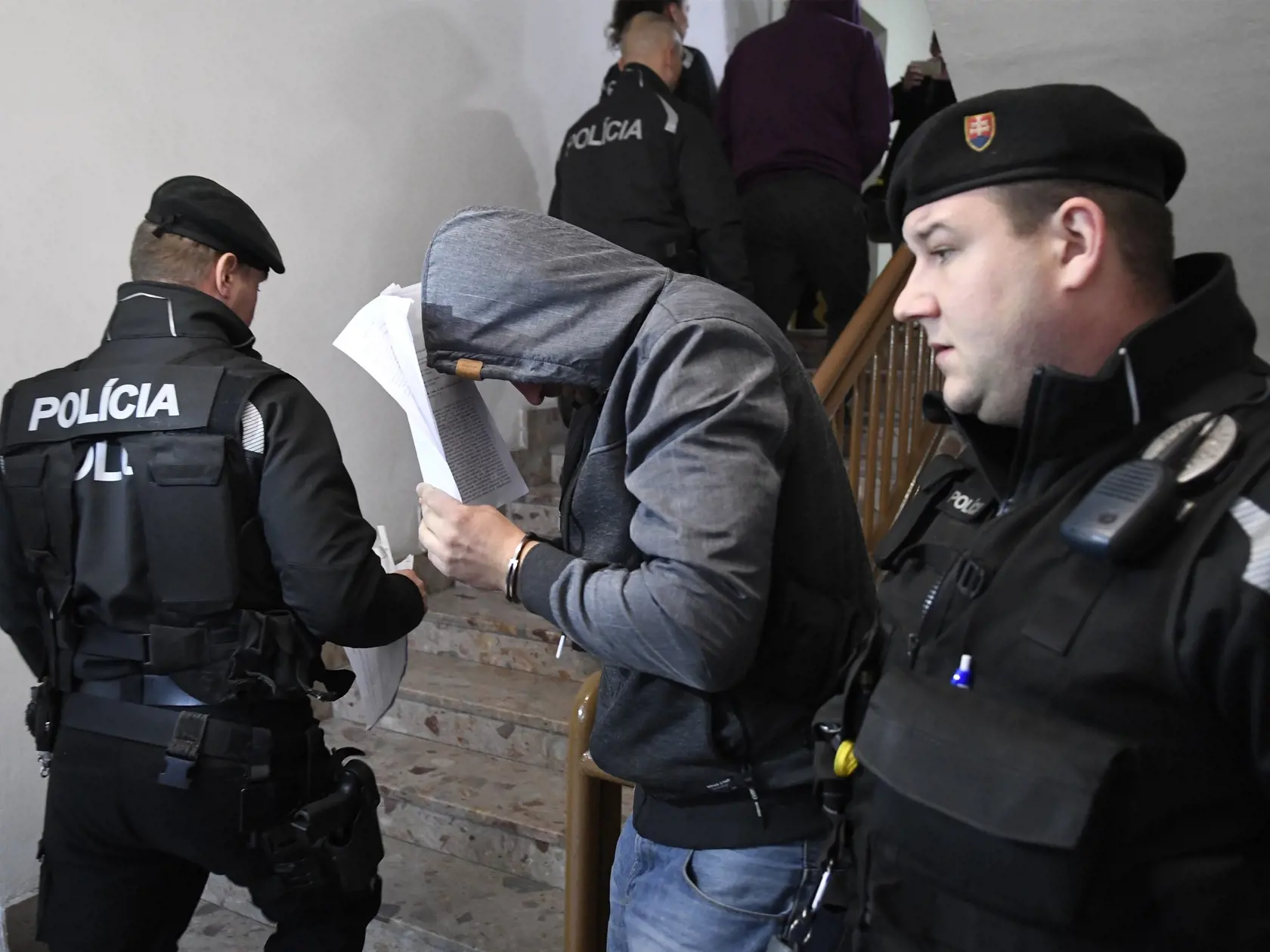 Na snímke polícia privádza dvoch z troch obvinených k sudcovi na Okresný súd v súvislosti s piatkovým výbuchom plynu v bytovke v Prešove 9. decembra 2019. Pri nešťastí zahynuli siedmi ľudia a jedna osoba je stále nezvestná. FOTO TASR – Milan Kapusta
