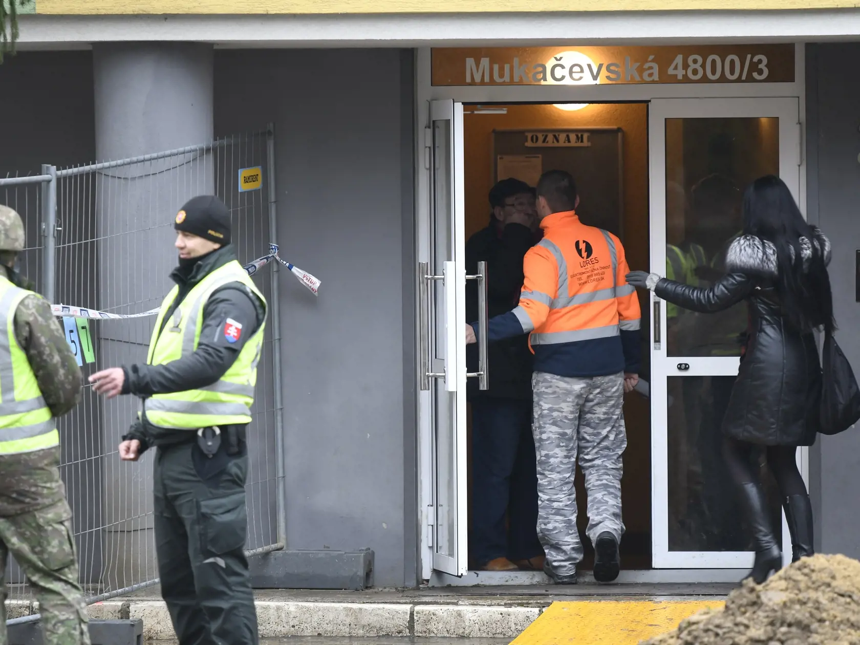 Na snímke vchod do bytovky Mukačevská 3, do ktorej sa mali po jej kontrole postupne vrátiť jej obyvatelia. Viaceré okná na bytovke budú musieť zaskliť. Susedí s 12-podlažnou bytovkou, ktorú budú demolovať po piatkovom výbuchu plynu zo 6. decembra. Nešťastie si vyžiadalo sedem obetí, jedna osoba je nezvestná a desiatky ďalších utrpeli zranenia. Prešov 10. decembra 2019. FOTO TASR - Milan Kapusta
