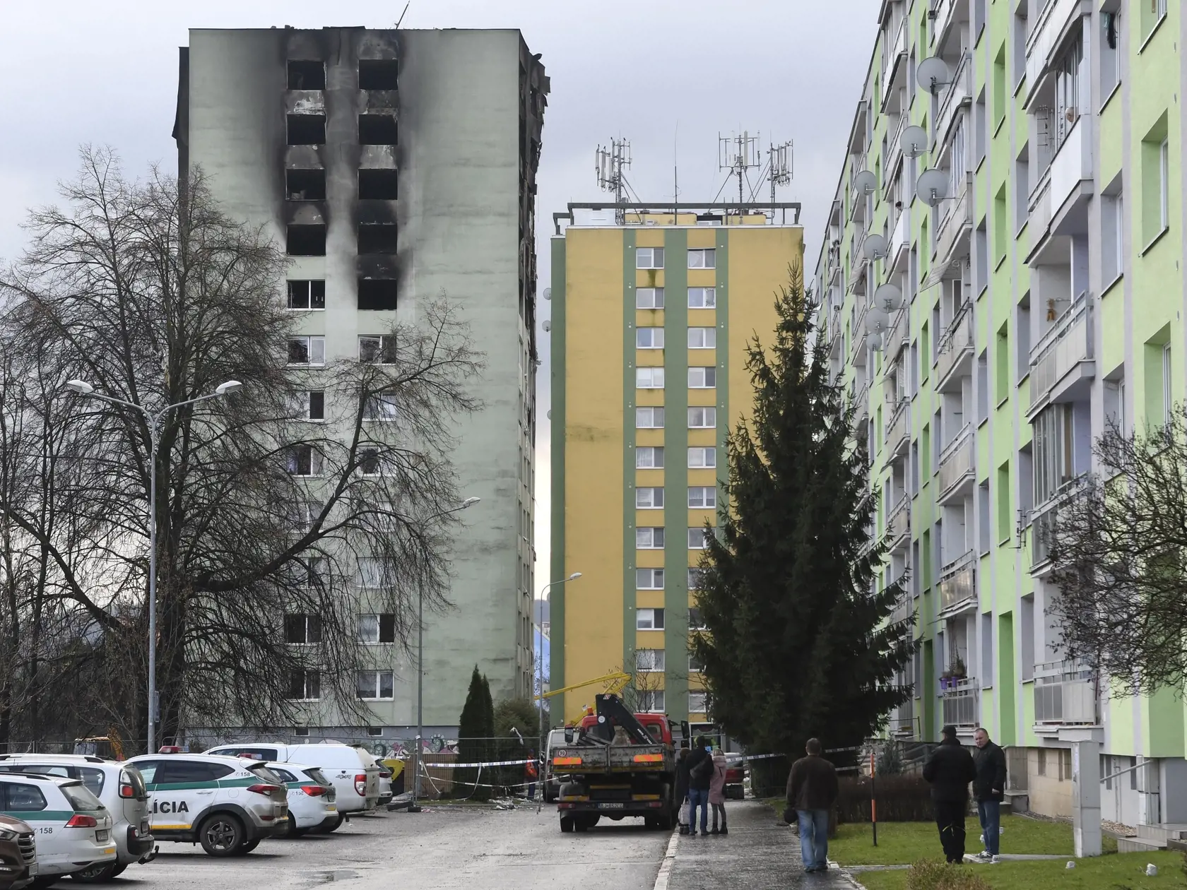 Na snímke vľavo 12-podlažná bytovka na Mukačevskej ulici, ktorú poškodil výbuch plynu 6. decembra a budú ju musieť zbúrať. Uprostred bytovka, do ktorej sa mali po jej kontrole vrátiť jej obyvatelia 10. decembra 2019. Viaceré okná tejto bytovky budú musieť zaskliť. Nešťastie si vyžiadalo sedem obetí, jedna osoba je nezvestná a desiatky ďalších utrpeli zranenia. Prešov 10. decembra 2019. FOTO TASR - Milan Kapusta
