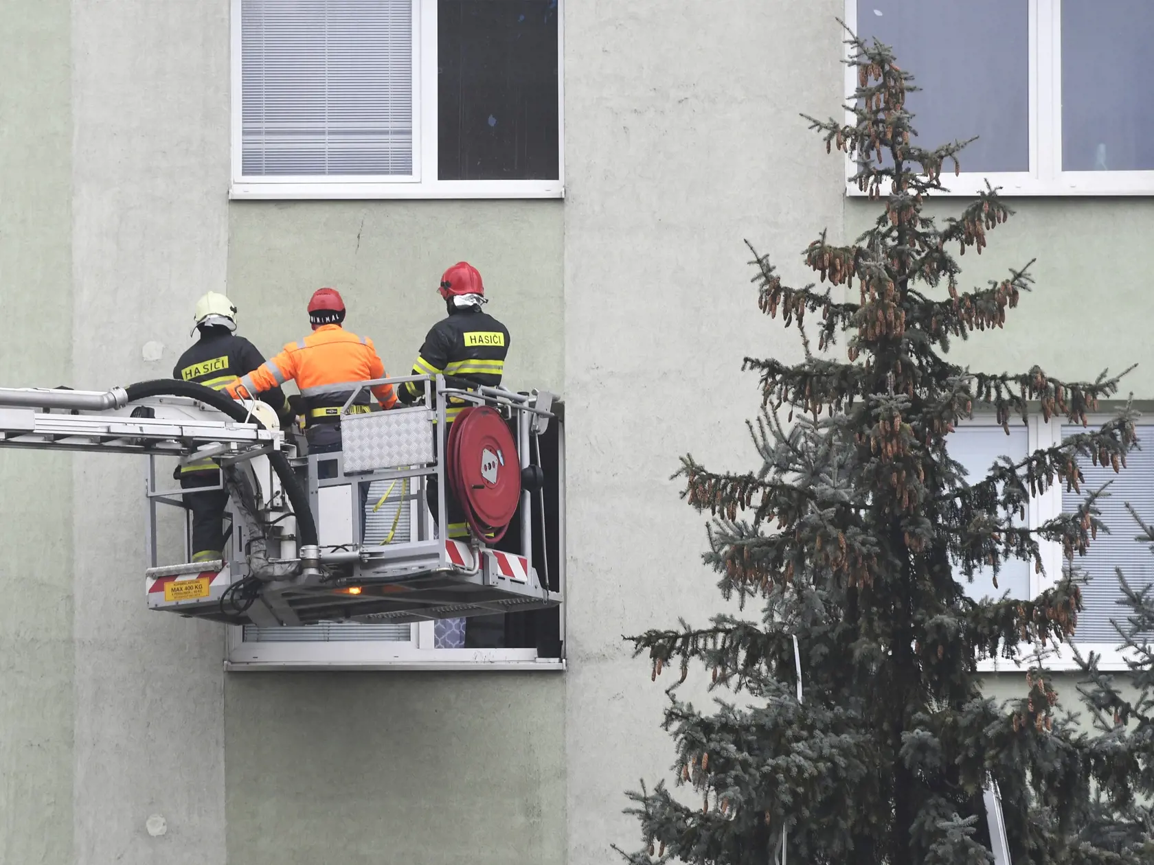Na snímke obhliadka bytovky po výbuchu plynu v Prešove zo dňa 6. decembra 2019. Okolo bytovky na Mukačevskej ulici v Prešove sa taktiež 9. decembra 2019 postavil plot. Prešov 9. decembra 2019 FOTO TASR – Milan Kapusta
