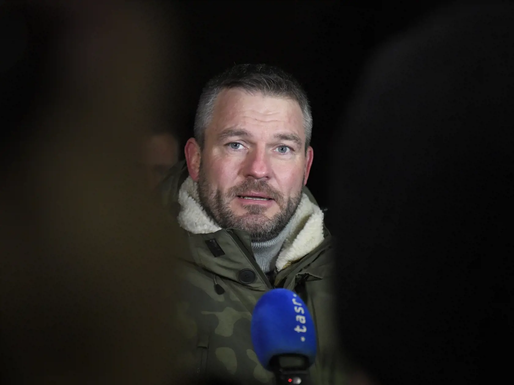 Na snímke zľava premiér SR Peter Pellegrini v rozhovore s novinármi na mieste výbuchu a následného požiaru bytového domu v Prešove 6. decembra 2019. Požiar mal vzniknúť po výbuchu horných poschodí 12 podlažnej bytovky pred 12.15 h. Polícia zatiaľ potvrdila päť obetí. Na mieste zasahujú všetky záchranárske zložky. FOTO TASR - František Iván 