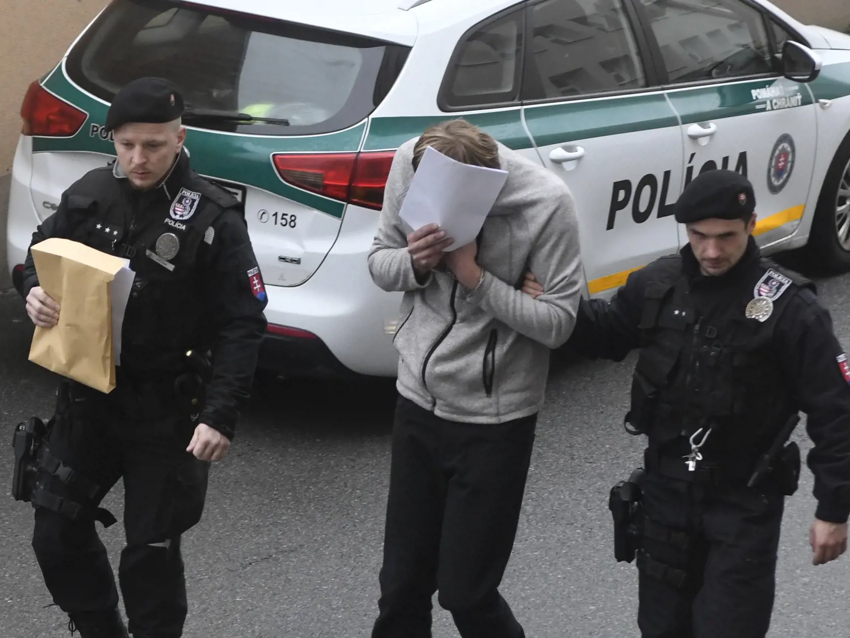 Na snímke polícia privádza jedného z troch obvinených k sudcovi na Okresný súd v súvislosti s piatkovým výbuchom plynu v bytovke v Prešove 9. decembra 2019. Pri nešťastí zahynuli siedmi ľudia a jedna osoba je stále nezvestná. FOTO TASR – Milan Kapusta
