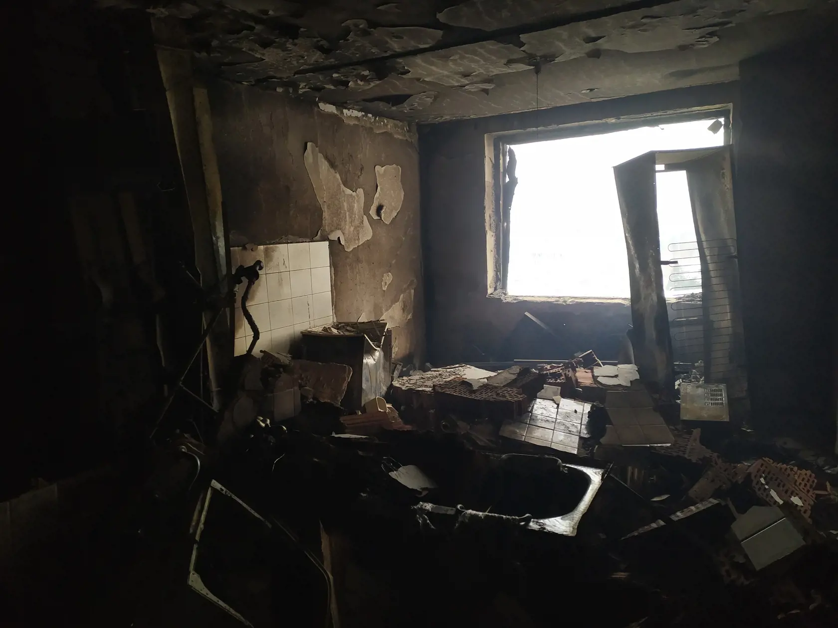 Na snímke interiér bytového domu na Mukačevskej ulici v Prešove, ktorý poškodil piatkový (6. decembra) výbuch plynu. FOTO TASR - KR HaZZ v Prešove, 9. decembra 2019 