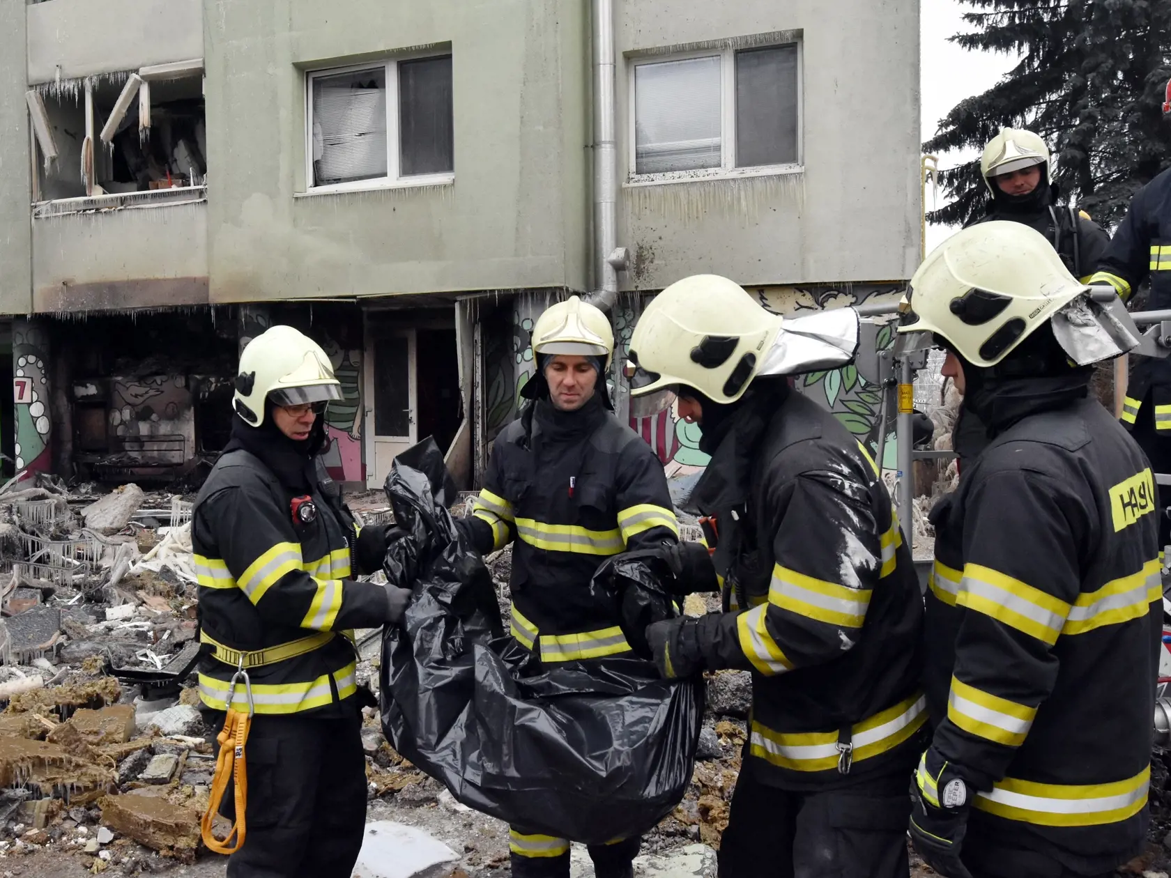 Hasiči nesú z trosiek panelového domu na Mukačevskej ulici v Prešove telesné pozostatky jednej z obetí ničivého výbuch plynu v sobotu 7. decembra 2019. FOTO TASR - TASR-Vladimír Benko/MV SR