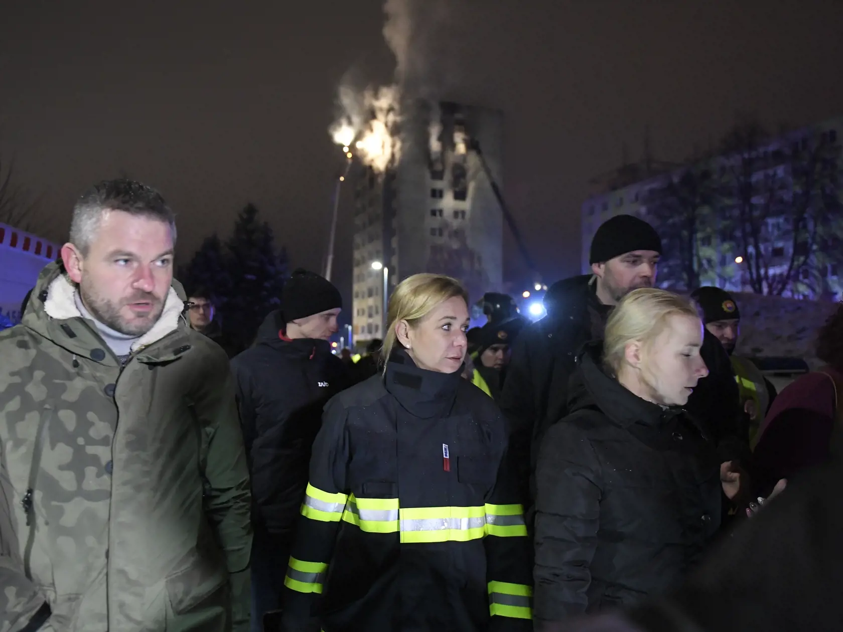 Na snímke zľava premiér SR Peter Pellegrini a ministerka vnútra SR Denisa Saková na mieste výbuchu a následného požiaru bytového domu v Prešove 6. decembra 2019. Požiar mal vzniknúť po výbuchu horných poschodí 12 podlažnej bytovky pred 12.15 h. Polícia zatiaľ potvrdila päť obetí. Na mieste zasahujú všetky záchranárske zložky.  FOTO TASR - František Iván 