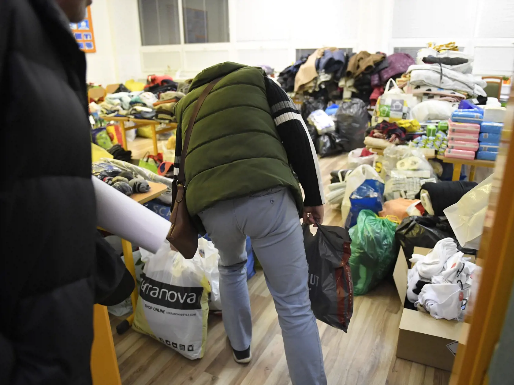 Na snímke ľudia prinášajú materiálnu pomoc do krízového centra na ZŠ Mukačevská pre ľudí, ktorých zasiahol výbuch a následný požiar obytného 12 podlažného domu v Prešove 6. decembra 2019. Požiar mal vzniknúť po výbuchu horných poschodí 12 podlažnej bytovky pred 12.15 h. Polícia zatiaľ potvrdila päť obetí a 40 bolo zranených. Na mieste zasahujú všetky záchranárske zložky. FOTO TASR - František Iván 