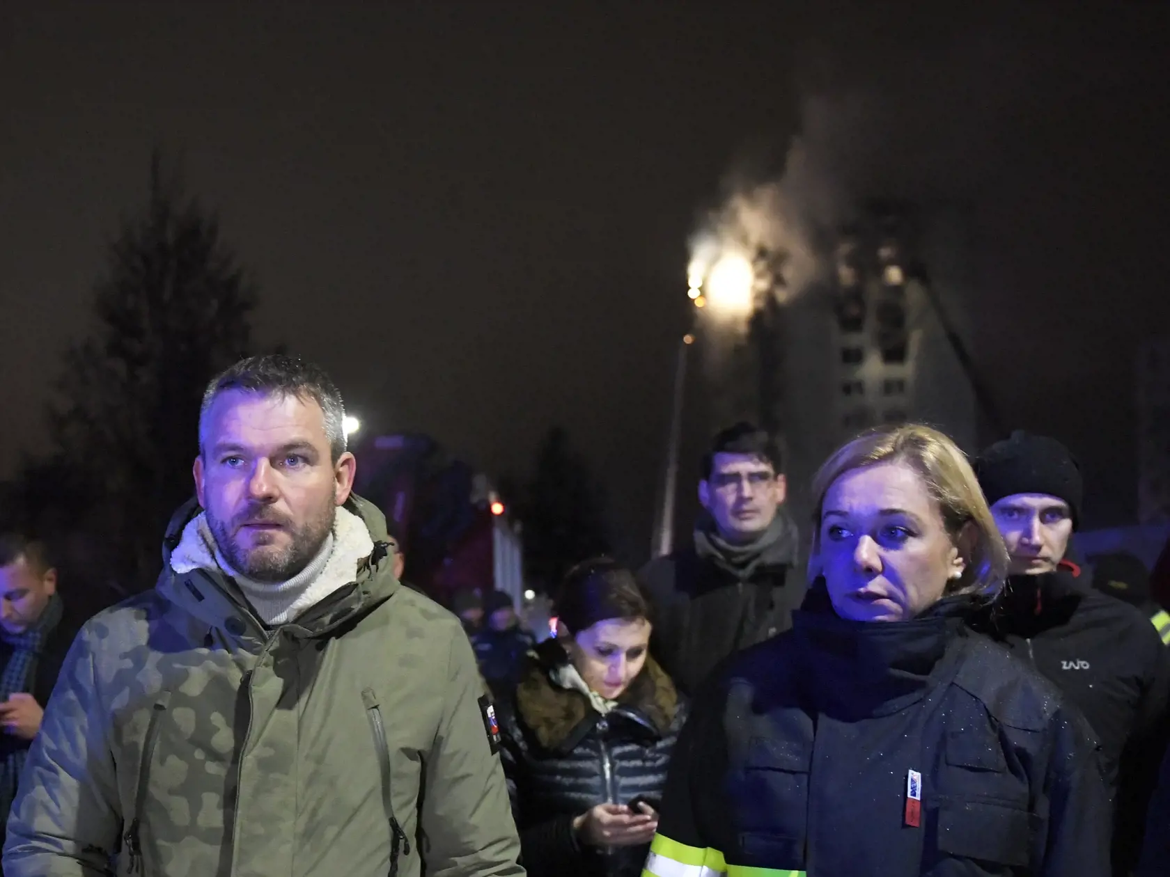 Na snímke zľava premiér SR Peter Pellegrini, ministerka vnútra SR Denisa Saková, v strede v pozadí ministerka zdravotníctva SR Andrea Kalavská hovoria s novinármi na mieste výbuchu a následného požiaru bytového domu v Prešove 6. decembra 2019. Požiar mal vzniknúť po výbuchu horných poschodí 12 podlažnej bytovky pred 12.15 h. Polícia zatiaľ potvrdila päť obetí. Na mieste zasahujú všetky záchranárske zložky.  FOTO TASR - František Iván 