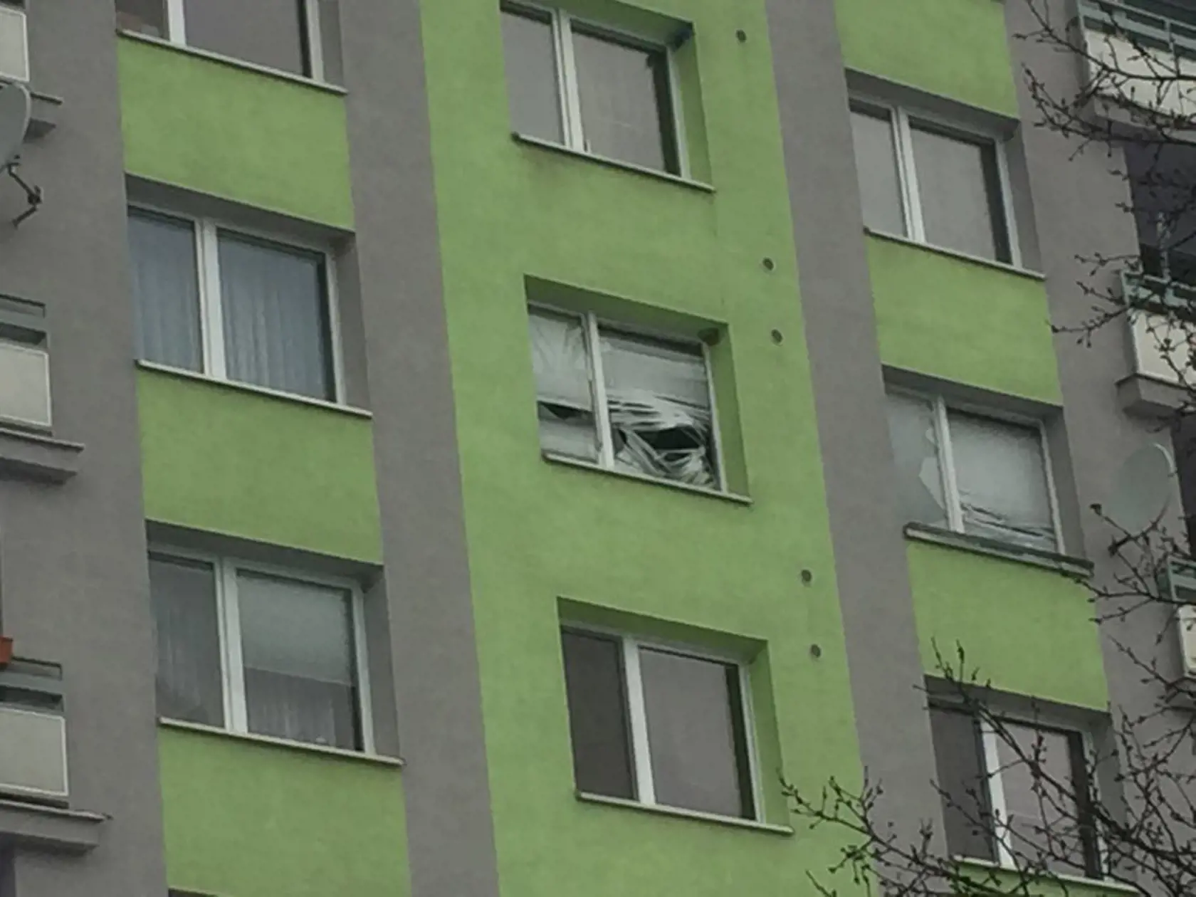 Výbuch poškodil aj okolité bytovky.