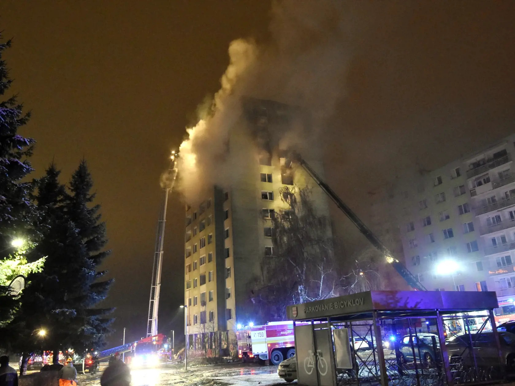 Na snímke hasiči likvidujú požiar bytového domu po výbuchu plynu v Prešove 6. decembra 2019. FOTO TASR - Vladimír Benko