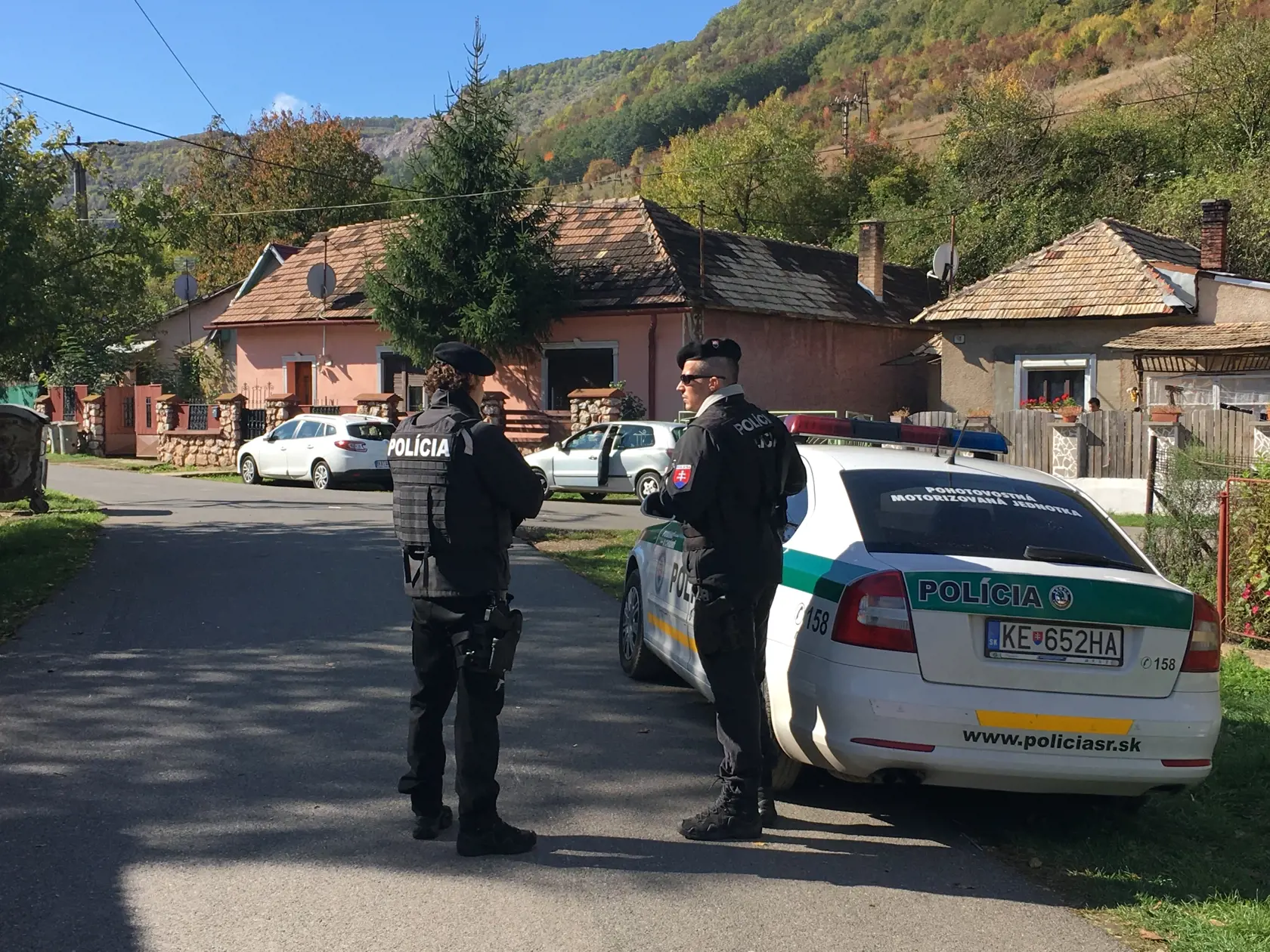Policajti neustále strážia dom otca Olívie. Ten sľubuje krvavú pomstu.