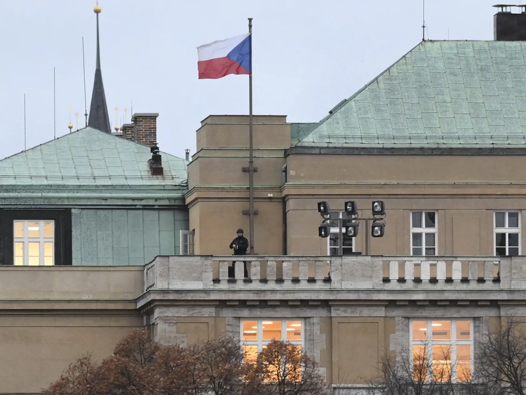 Ozbrojený 24-ročný študent strieľa v priestoroch pražskej Filozofickej fakulty na ľudí. Najmenej 14 osôb prišlo o život.