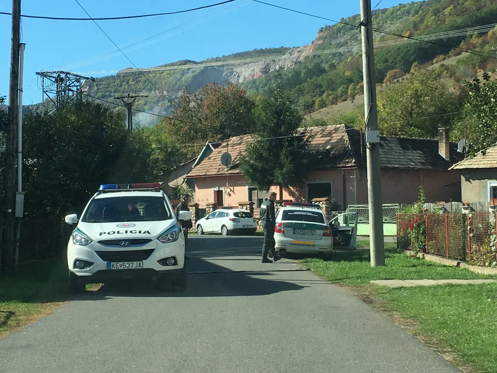 Policajti neustále strážia dom otca Olívie. Ten sľubuje krvavú pomstu.