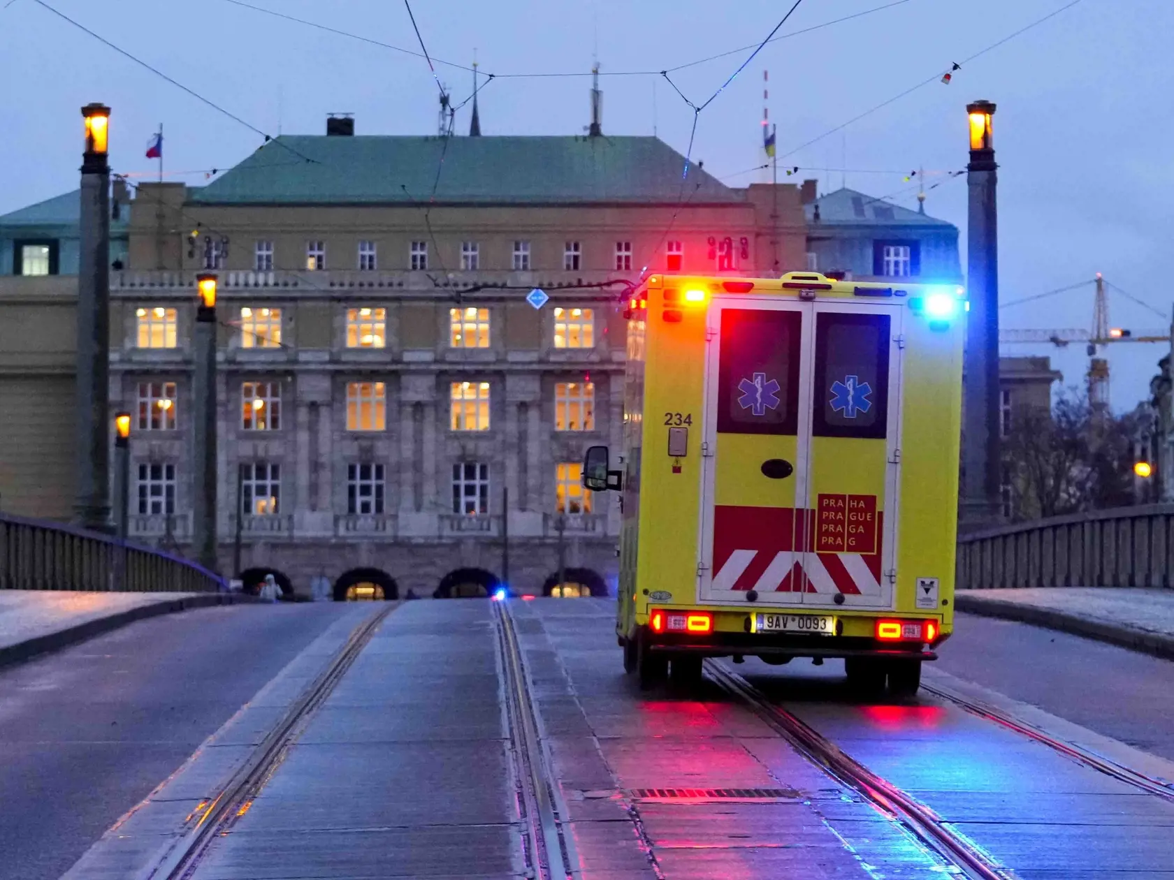 JB 26 Praha - Sanitka smeruje k budove Filozofickej fakulty Univerzity Karlovej (FF UK) po streľbe v centre Prahy 21. decembra 2023. Po streľbe na Filozofickej fakulte Univerzity Karlovej (FF UK) v Prahe je 11 mŕtvych vrátane útočníka. Ďalšie desiatky ľudí sú zranené, deväť z nich vážne. Uviedla to hovorkyňa Zdravotníckej záchrannej služby (ZZS) hlavného mesta Prahy Jana Poštová, informuje spravodajkyňa TASR v Prahe. FOTO TASR/AP

An ambulance drives towards the building of Philosophical Faculty