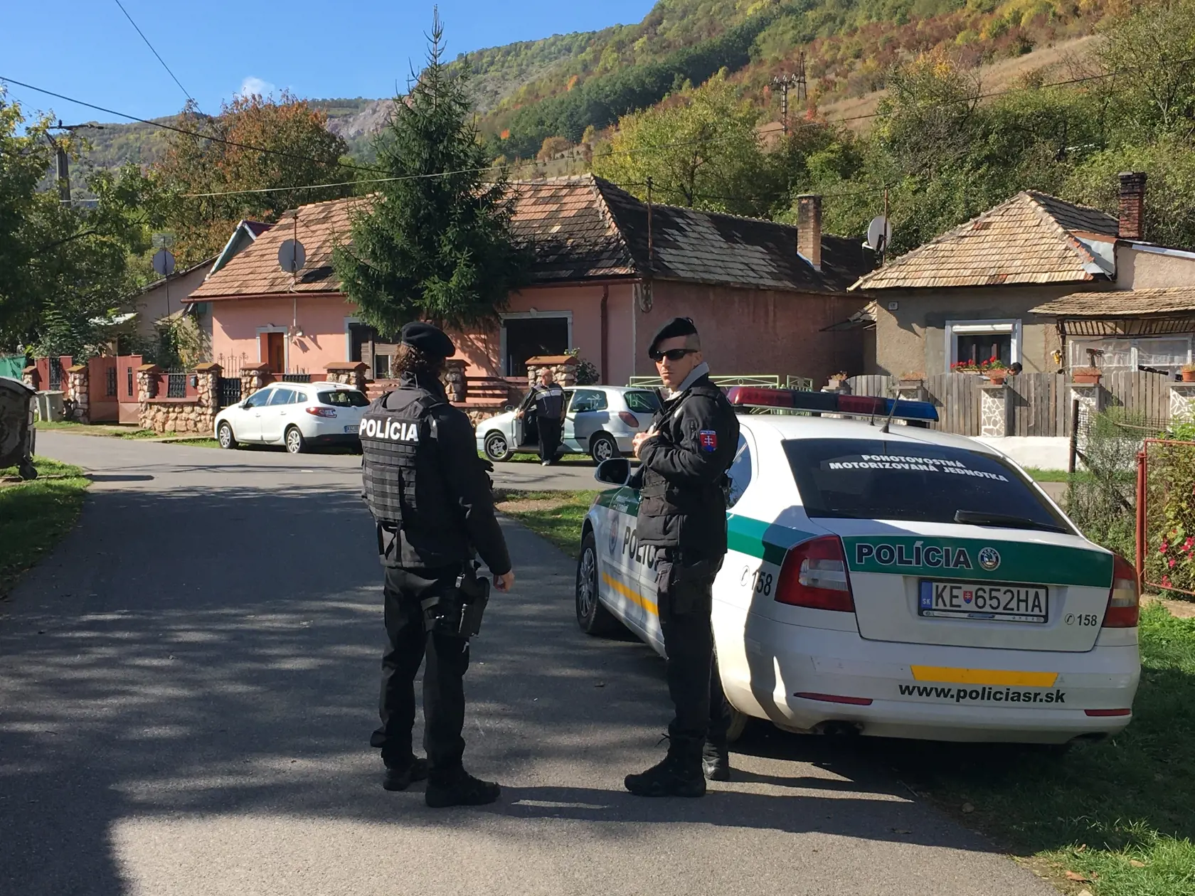 Policajti neustále strážia dom otca Olívie. Ten sľubuje krvavú pomstu.
