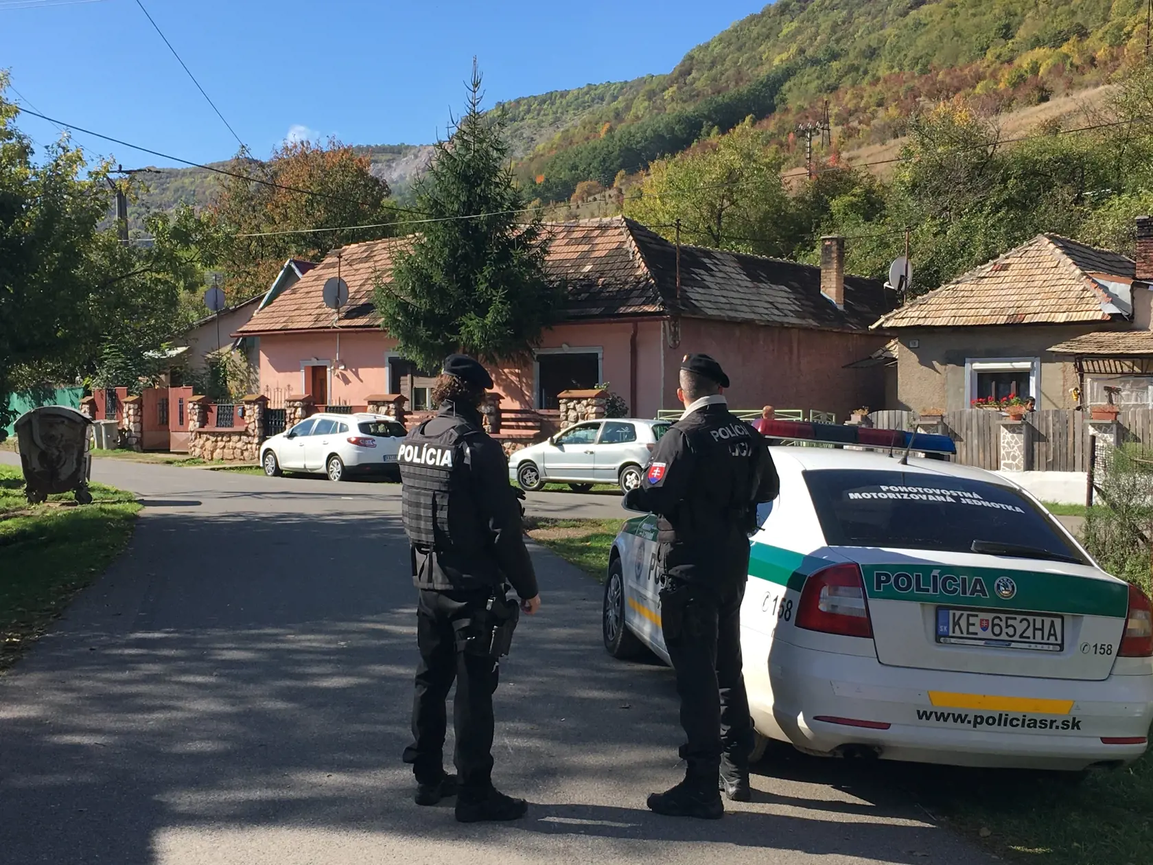 Policajti neustále strážia dom otca Olívie. Ten sľubuje krvavú pomstu.