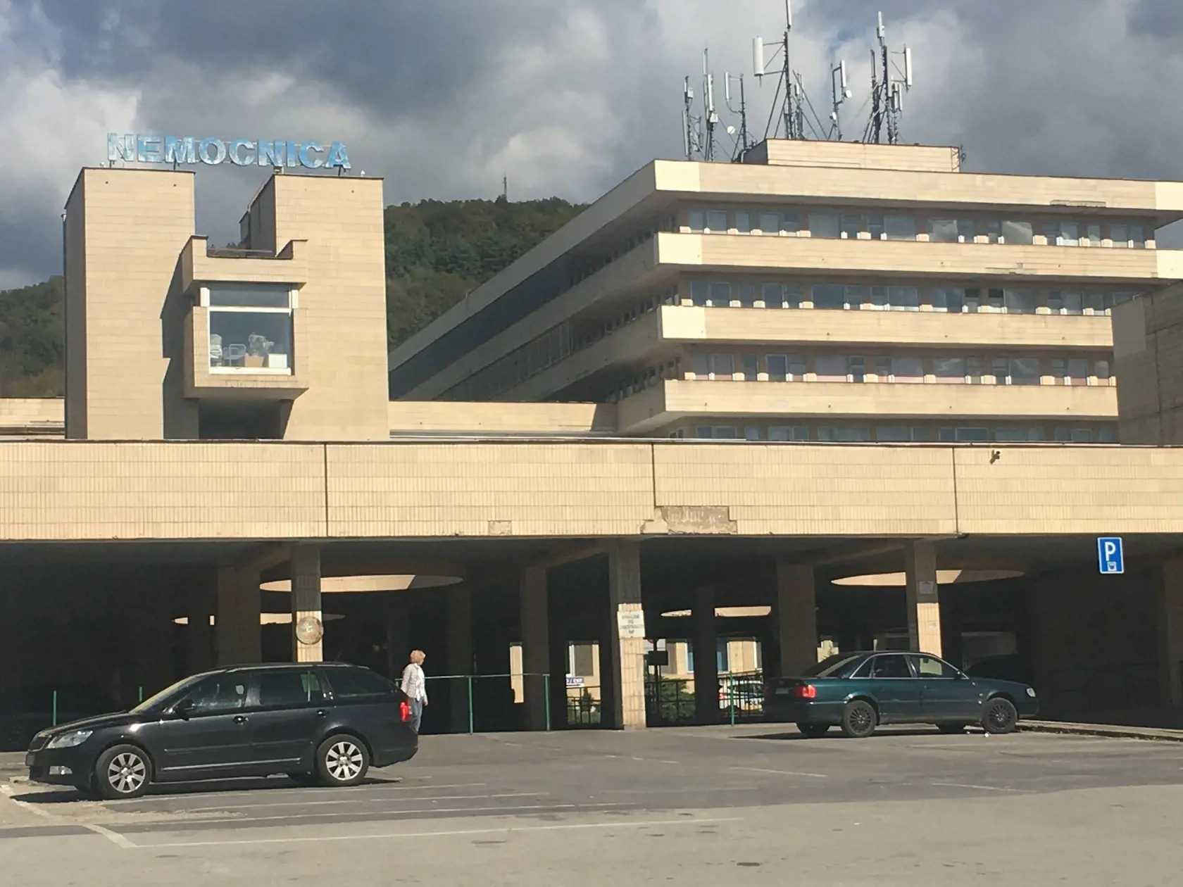 Vraha Milana strážia zasa neustále policajti po operácii v nemocnici v Rožňave.