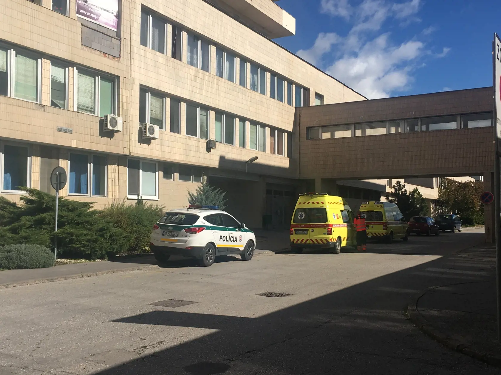 Vraha Milana strážia zasa neustále policajti po operácii v nemocnici v Rožňave.
