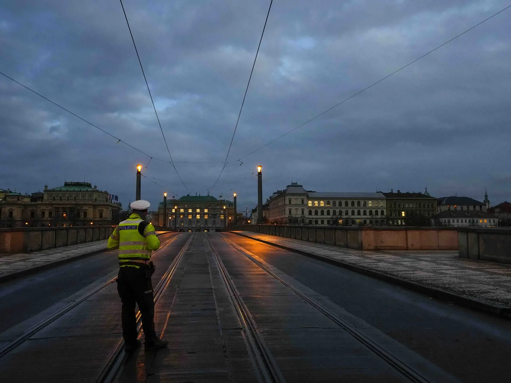 JB 30 Praha - Policajt hliadkuje na ulici neďaleko budovy Filozofickej fakulty Univerzity Karlovej (FF UK) po streľbe v centre Prahy 21. decembra 2023. Po streľbe na Filozofickej fakulte Univerzity Karlovej (FF UK) v Prahe je 11 mŕtvych vrátane útočníka. Ďalšie desiatky ľudí sú zranené, deväť z nich vážne. Uviedla to hovorkyňa Zdravotníckej záchrannej služby (ZZS) hlavného mesta Prahy Jana Poštová, informuje spravodajkyňa TASR v Prahe. FOTO TASR/AP

A police officer guards a street in downtown P