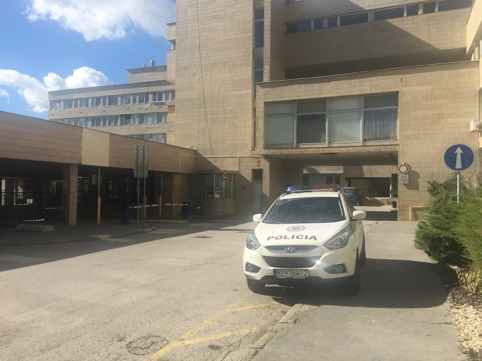 Vraha Milana strážia zasa neustále policajti po operácii v nemocnici v Rožňave.