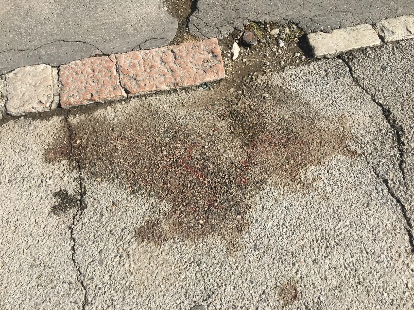 Ešte aj dnes sú po vražde na chodníku krvavé stopy.