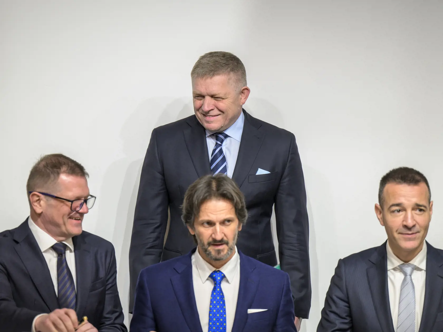 Na snímke zľava dole podpredseda vlády SR pre plán obnovy a znalostnú ekonomiku Peter Kmec (Hlas-SD),  podpredseda vlády a minister obrany SR Robert Kaliňák (Smer-SD), minister školstva, výskumu, vývoja a mládeže SR Tomáš Drucker (Hlas-SD), hore predseda vlády SR Robert Fico  (Smer-SD) počas výjazdového rokovania vlády Slovenskej republiky v Červenom Kláštore 29. januára 2025. FOTO TASR - Veronika Mihaliková

