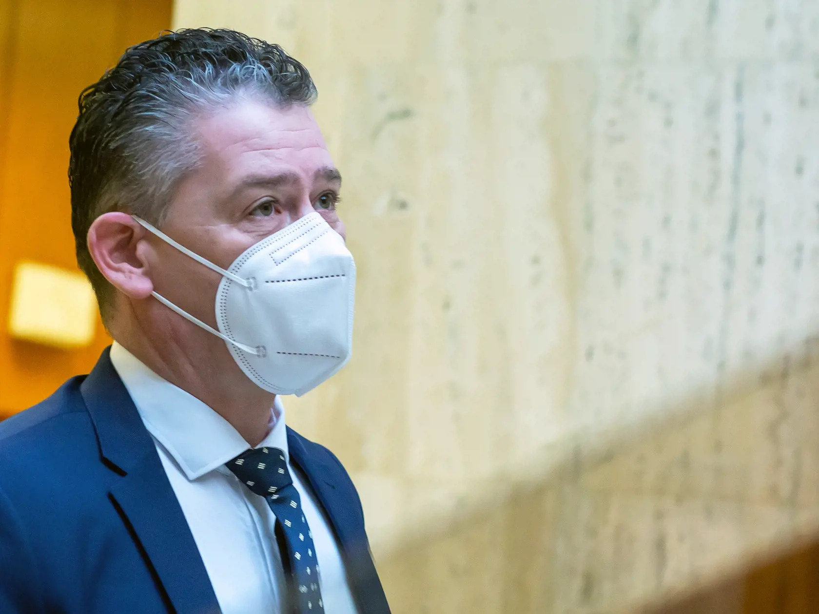 Na snímke je príchod ministrov na úrad vlády počas vládnej krizy. 