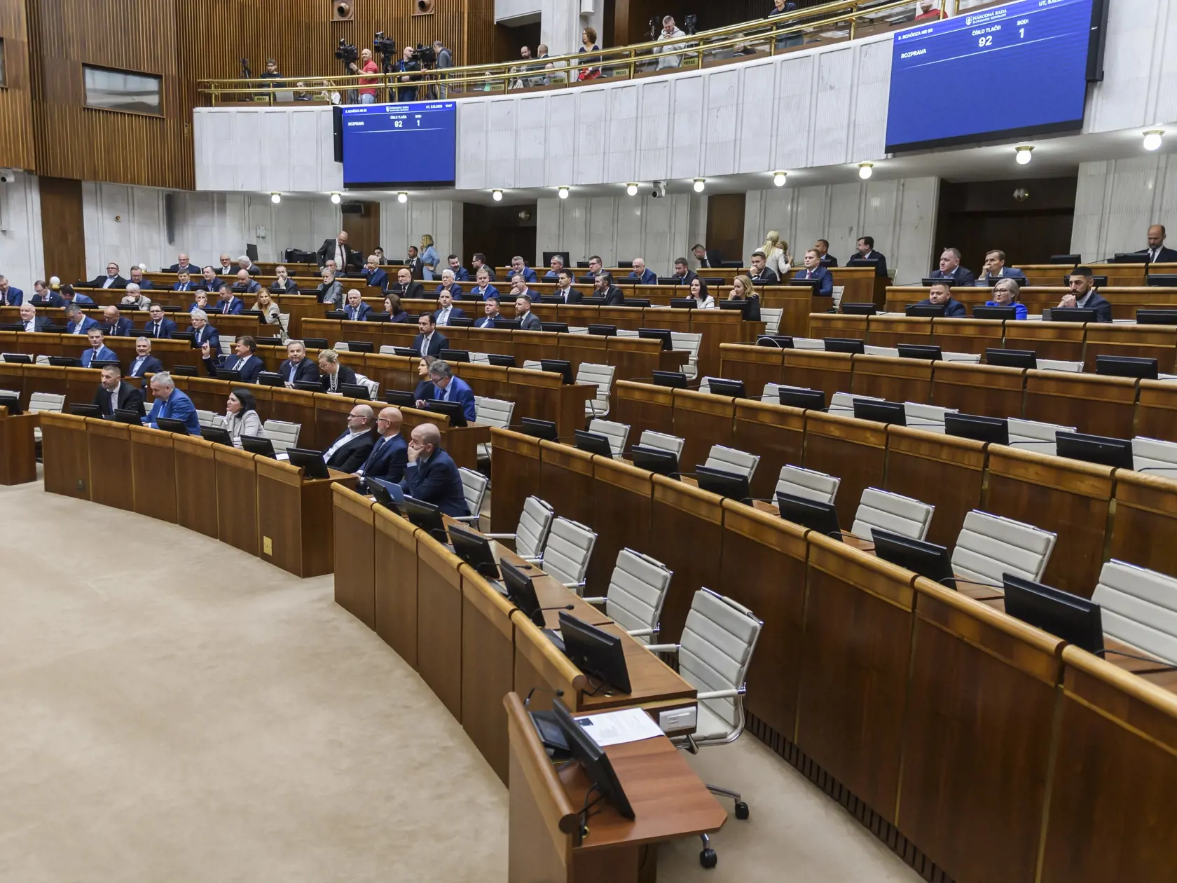 "Sulík si zobral z rozpočtu osem miliónov a išiel si taký free style, že dnes nie je možné určiť, na čo boli minuté," povedal Kaliňák s poukazom na rozpočet účasti Slovenska na výstave. Podľa neho reštauračné služby v slovenskom pavilóne "prevádzkoval Sulíkov kamarát". NKÚ vo svojej správe konštatuje, že reštauračné služby boli poskytované istý čas bez "nájomnej zmluvy", ministerstvo totiž neskoro podpísalo zmluvu.
