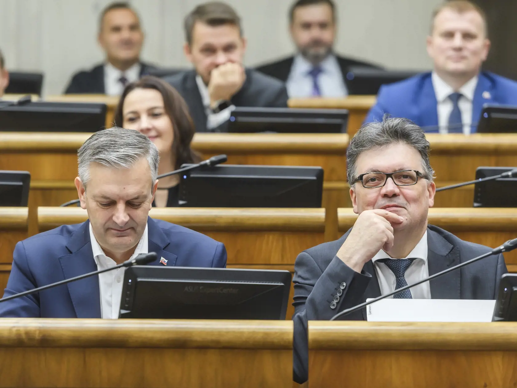 Na snímke poslanci NR SR zľava Igor Janckulík a Ján Horecký (KDH) počas 6. schôdze parlamentu v Bratislave 19. decembra 2023.