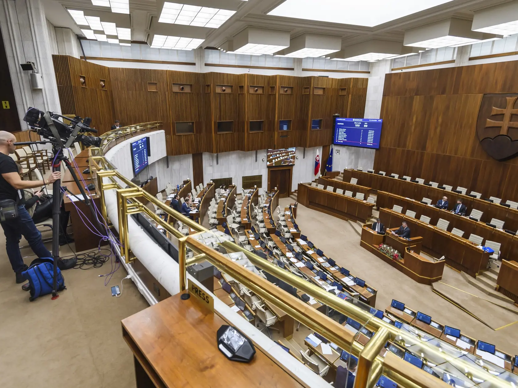 Na snímke plénum a balkón počas pokračujúcej rozpravy k návrhu štátneho rozpočtu na 6. schoôdzi parlamentu v Bratislave 21. decembra 2023.