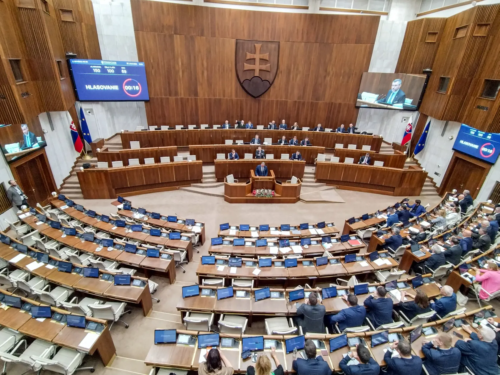 Za návrh hlasovalo všetkých prítomných 79 poslancov. V budúcom roku by mal deficit verejných financií klesnúť na 5,97 % hrubého domáceho produktu (HDP) alebo 7,84 miliardy eur. Na snímke hlasovanie o návrhu štátneho rozpočtu na budúci rok na 6. schôdzi NR SR v Bratislave 21. decembra 2023.