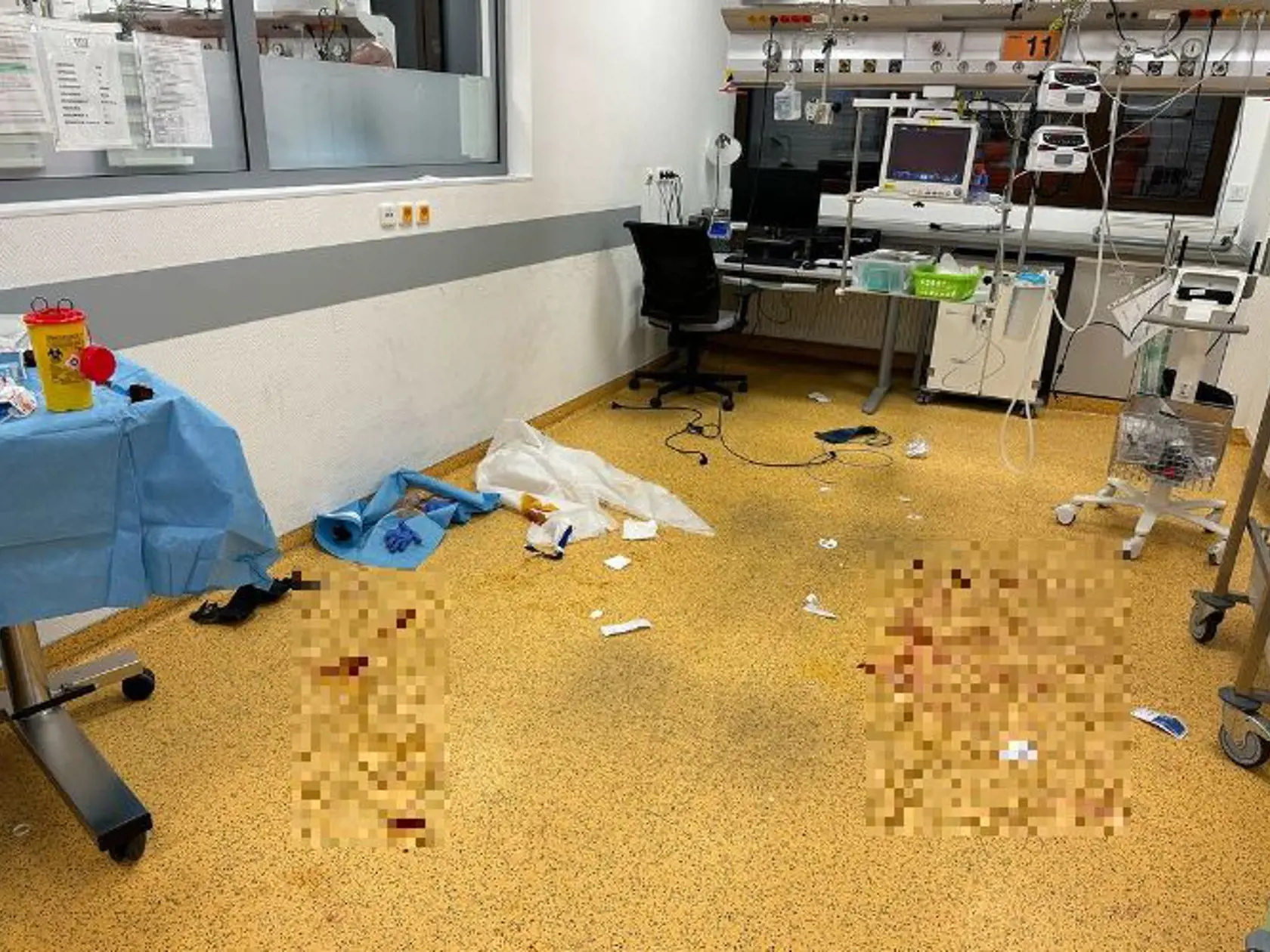 "Musím povedať, že som nič horšie za svoju kariéru asi nevidel. Miešal sa vo mne adrenalín, ľútosť a hnev. Videl som tam dosť skúsených lekárov so slzami na krajíčku. Videl som dnes veci, ktoré musím ešte nejako vnútorne spracovať," napísal k záberu z nemocnice pražský záchranár Marek Dvořák.