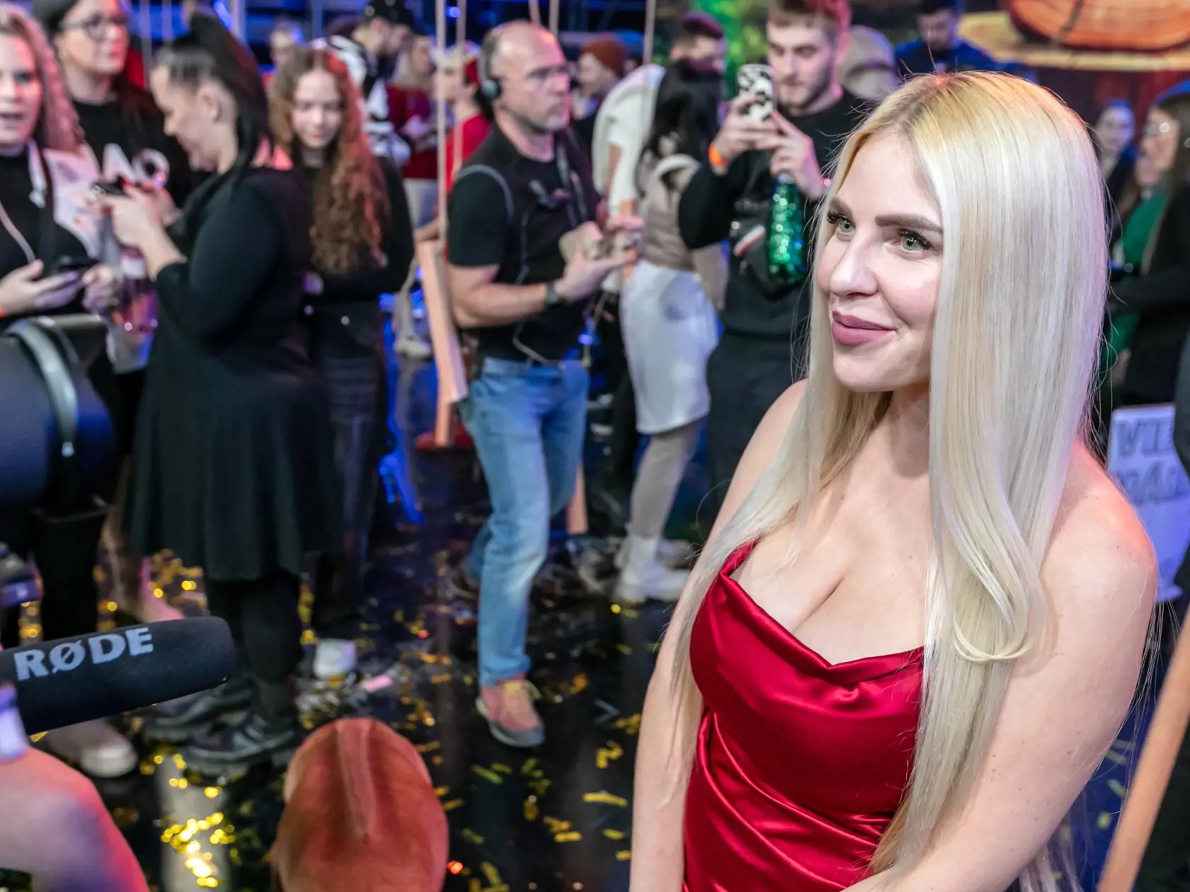 Sára stavila na dráždivú červenú.