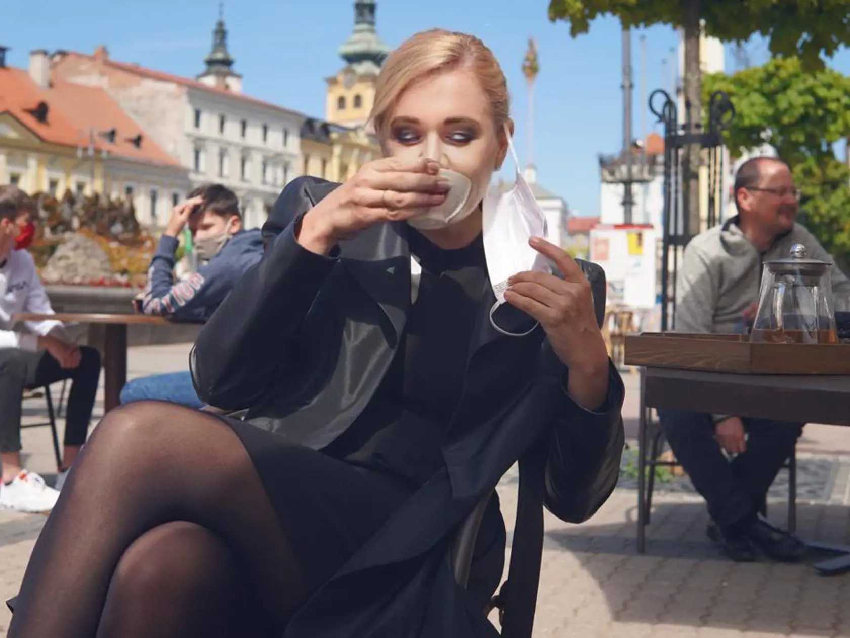 RAFINOVANÁ SAKOVÁ Bývalá ministerka vnútra ukázala nohy v čiernych pančuškách.