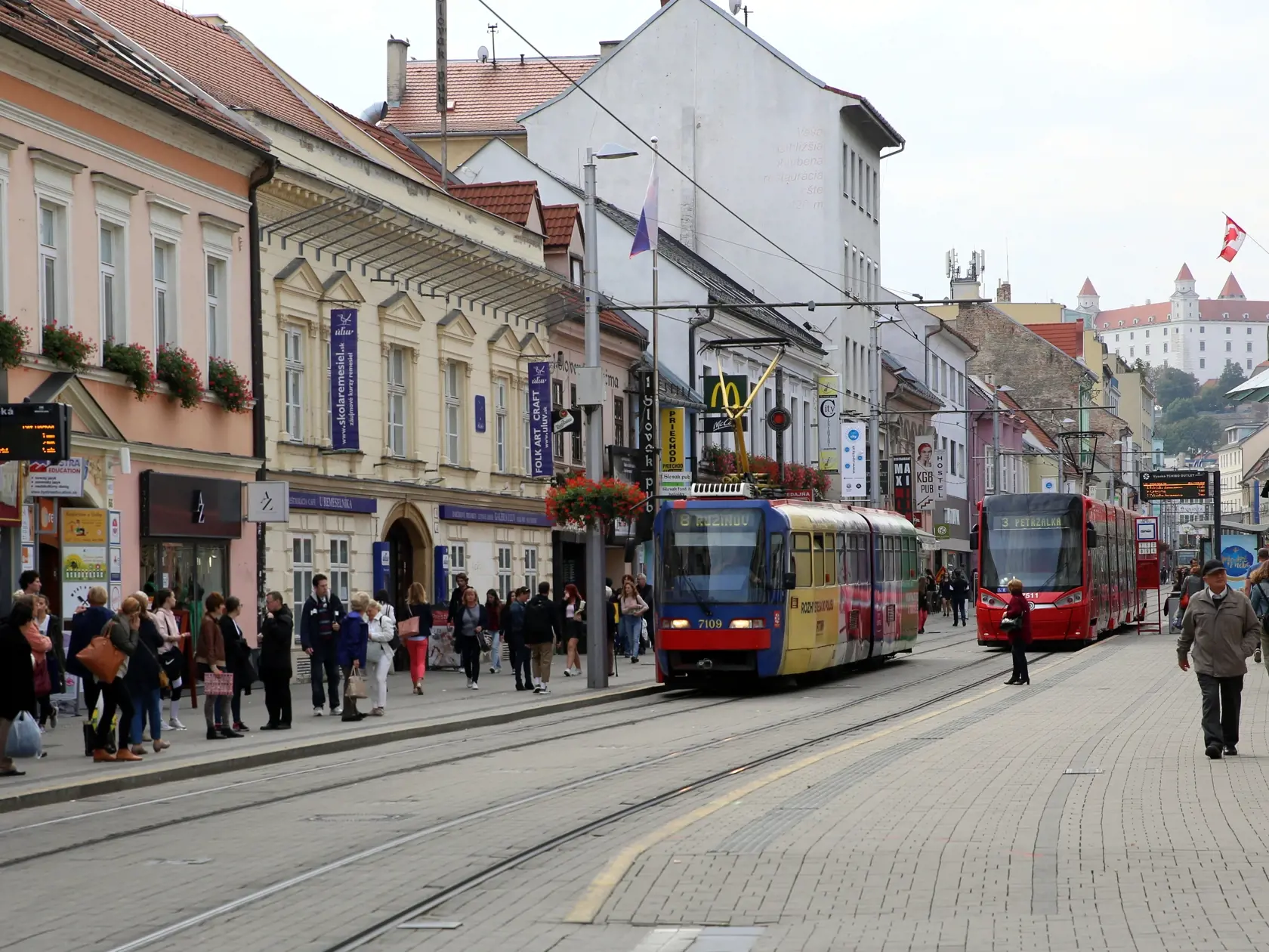 Zhustená premávka na Obchodnej ulici trápi ľudí.