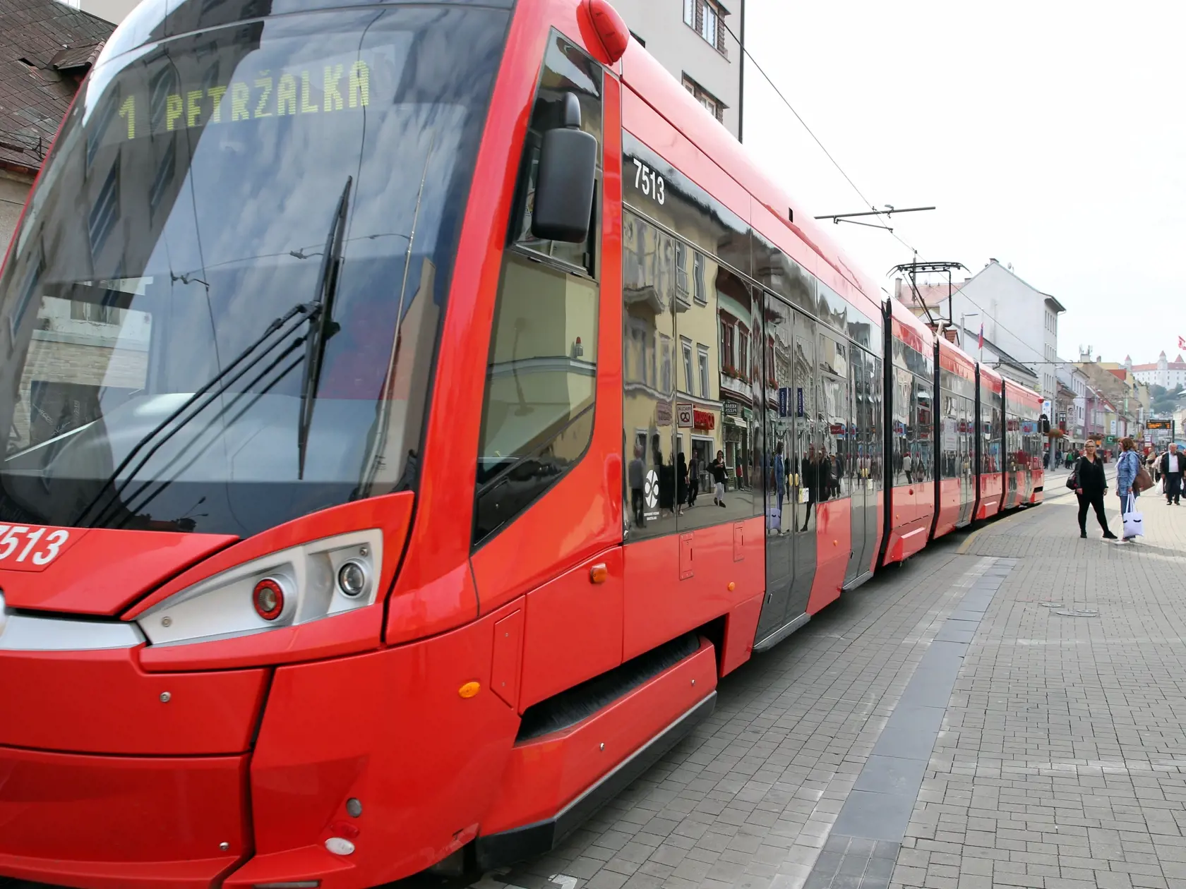 Zhustená premávka na Obchodnej ulici trápi ľudí.