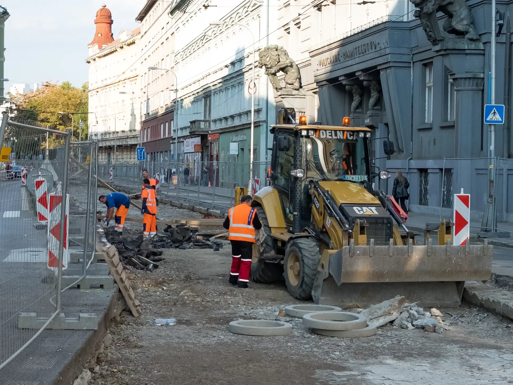 Na električkovej trati sa už pracuje.
