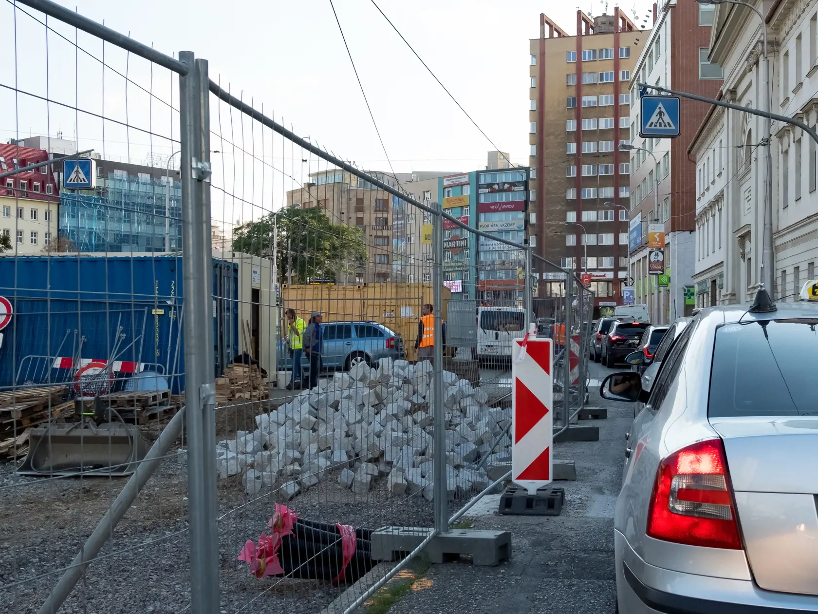 Na električkovej trati sa už pracuje.