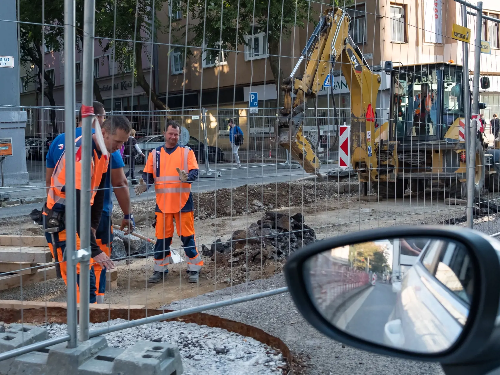 Na električkovej trati sa už pracuje.